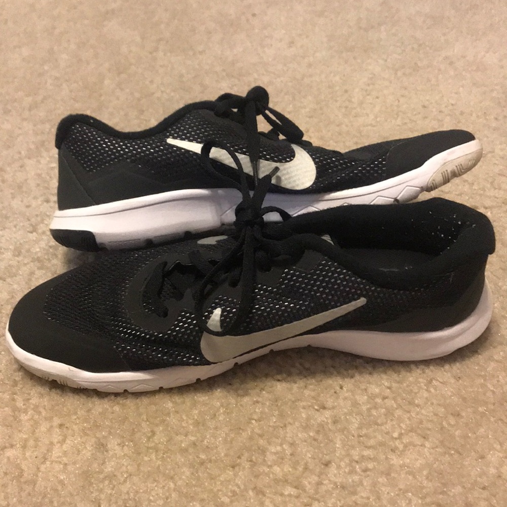 Black Nike Flex Experience Run 4’s